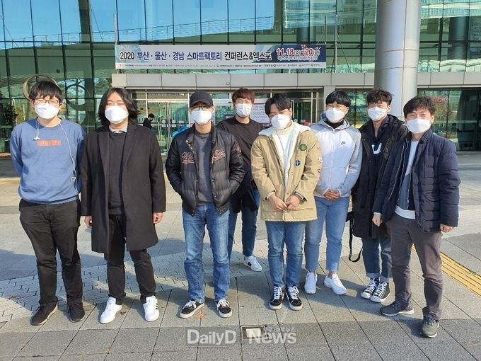 대구공업대학교 기계과 창업동아리 CAPIA 학생들이 ‘2020 스마트팩토리 컴퍼런스 & 엑스포’를 참관하고 기념촬영을 하고 있다. (사진=대구공업대 제공)