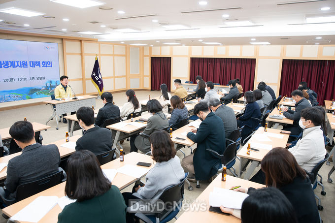 구미시가 긴급생계지원 신청 기간 연장에 따라 지난 20일 구미시에서는 읍면동 담당자 60여명이 참석한 가운데 신청자 발굴을 위한 대책회의를 열어 위기상황에 처한 대상자가 누락되지 않도록 다양한 방안을 논의하고 있다.