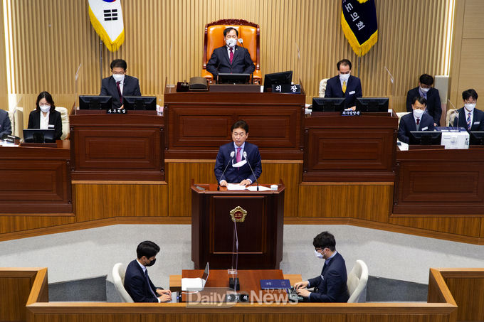 이철우 경상북도지사는 11월 23일 도의회 시정연설을 통해 내년도 도정운영의 철학과 방향에 대해 밝히고 있다.