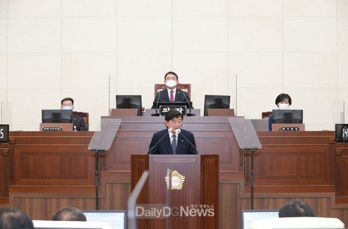권영세 안동시장이 지난 11월 20일 제221회 안동시의회 제2차 정례회에서 가진 시정연설을 통해 내년도 시정구상에 대해 발표하고 있다.
