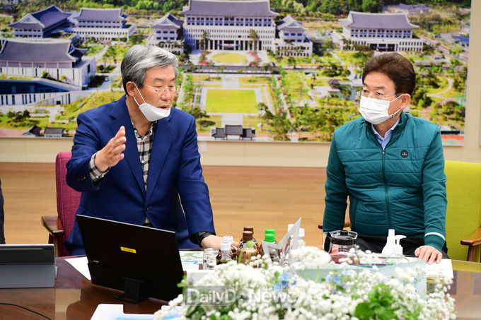 고령군 곽용환 군수(사진 왼쪽)이 군정 주요 현안사업의 원활한 추진과 예산 확보를 위해 11월 23일 경북도청을 방문해 이철우 도지사에게 군정 현안사업을 설명하고 협조를 당부당부하고 있다.