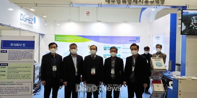 ‘제15회 국제부품소재산업전 박람회’ 대경경자청 홍보관 모습. (왼쪽에서 세번째 최삼룡 대구경북경제자유구역청장). (사진=대경경자청 제공)