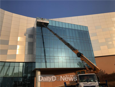 조류 충돌 방지 테이프 부착 장면.