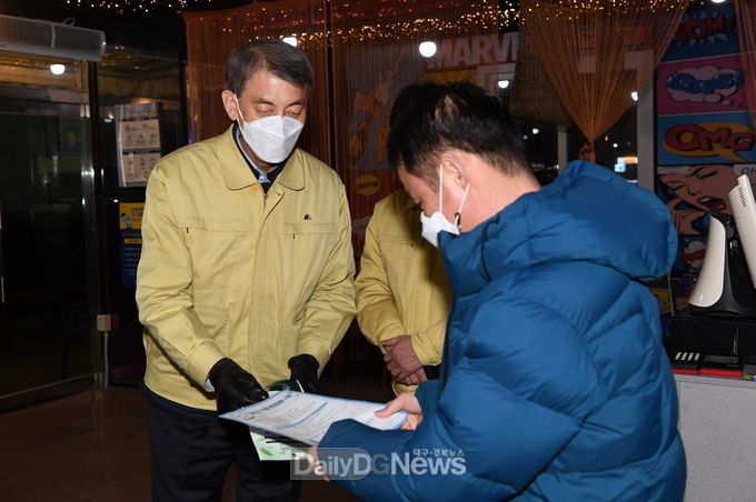 영주시, ‘코로나19’ 확산 방지를 위해 전 직원 중점관리시설 및 위생업소 야간 긴급 점검 (점검에 나선 전강원 영주부시장)