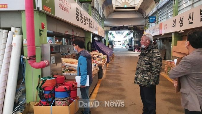 의성군이 11월 24일 전통시장에서 화재안전 점검을 실시하고 있다.