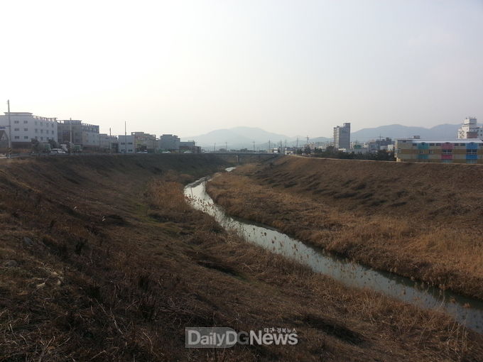 환경부 주최 ‘2020년 생태하천복원사업 우수사례 공모전’ 장려상으로 선정된 칠곡군 동정천 사업 추진 전 모습
