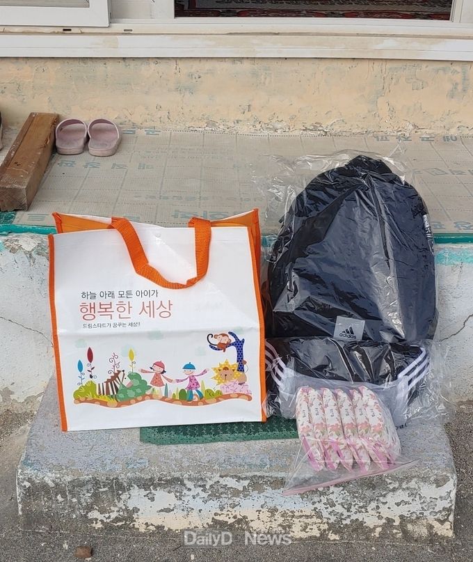 울진군 드림스타트, 희망담긴 책가방 전달