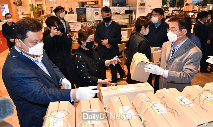 경상북도rk 11월 25일 롯데백화점 영등포점 지하1층에 6차산업 안테나숍을 설치해 입점식을 갖고 본격적인 운영에 들어간 가운데 이철우 도지사(사진 오른쪽)가 행사에 참여해 농산물을 판매하고 있다.