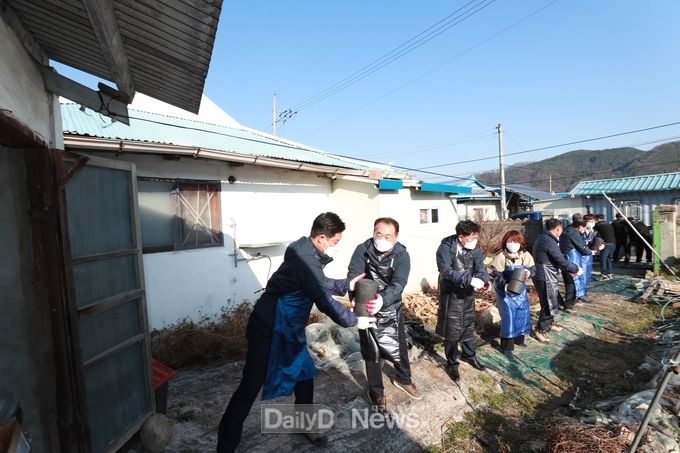 성주군의회, 사랑의 연탄나눔 봉사활동 전개