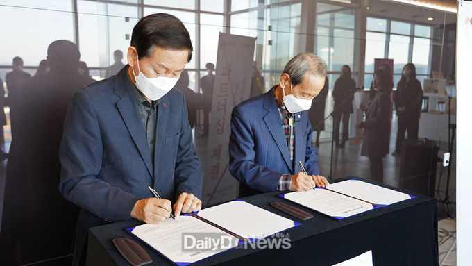 25일 오후 경주타워에서 열린 네트워크 파트너십에서 류희림 경주엑스포 사무총장(왼쪽)과 손원조 취연벼루박물관 관장(오른쪽)이 협약서에 서명을 하고 있다