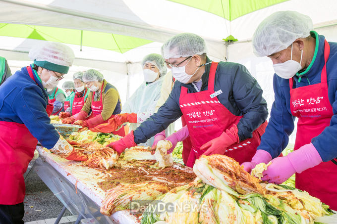 이종호 한울본부장(오른쪽에서 두 번째)이 봉사자들과 ‘행복한 맛남, 2020 한울본부 사랑의 김장담그기 행사’ 를 진행하고 있다.