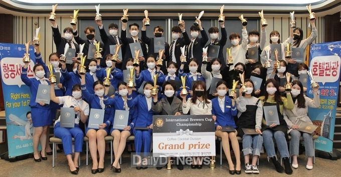 온라인 접수와 발표로 치러진 이번 대회에서 우편으로 전달된 상장과 트로피를 들고 11월 27일 구미대 성실관 시청각홀에서 수상 학생들과 석미란 학과장, 박나혜 지도교수(사진 앞줄 가운데 왼쪽부터)가 수상의 기쁨을 나누고 있다.