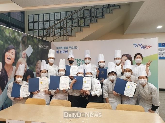 대구공업대학교 호텔외식조리계열 베이커리바리스타학과 학생들이 부산 국제 AF 아티산 페스티벌에서 전원수상 및 국회의원상을 수상하고 기념촬영을 하고 있다. (사진=대구공업대 제공)