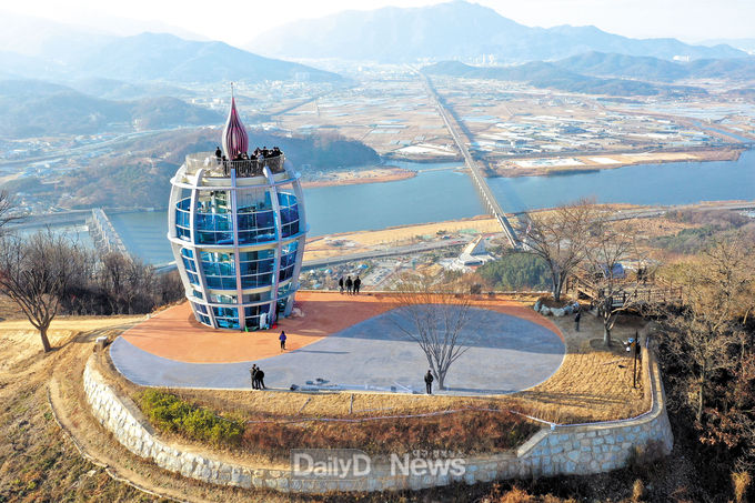 칠곡 자고산 정상에 참전용사의 희생과 헌신을 기리고 한반도의 평화와 번영을 염원하는‘칠곡평화 전망대’가 들어서 칠곡군의 새로운 랜드마크이자 관광 명소로 거듭날 전망이다.