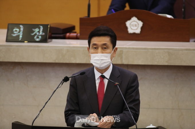 내년은 코로나 위기 극복과 민생경제 회복에 올인