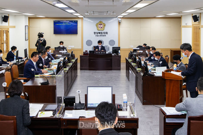 경북도의회 신공항이전지원특위, 집행부로부터 신공항 추진상황 보고받아
