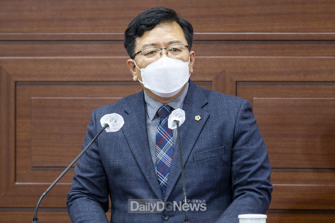 경상북도의회 김득환 의원(구미)이 12월 1일 제320회 제2차 정례회 제4차 본회의에서 도정 질문을 이어가고 있다.