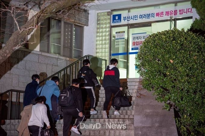 코로나19 확진 부산 시민들이 계명대 대구동산병원 코로나19 격리병동으로 입원하고 있다. (사진=계명대 대구동산병원 제공)