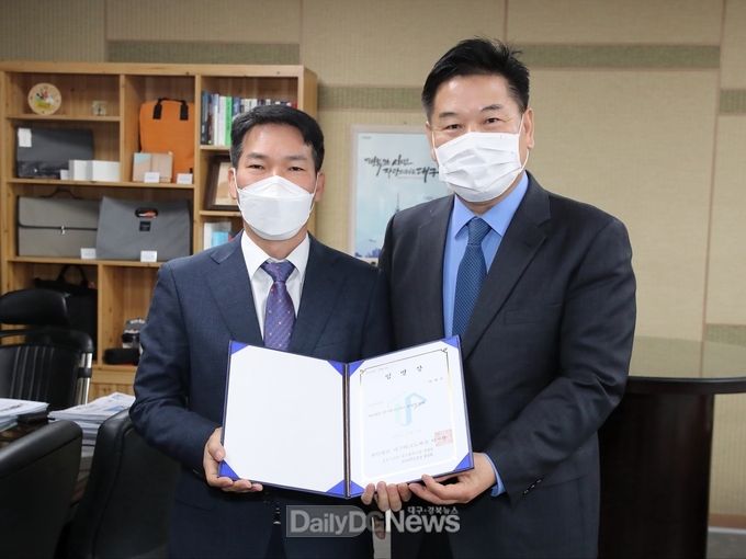 권대수 대구TP 신임 원장(왼쪽)이 홍의락 대구시 경제부시장으로부터 임명장을 받은 후, 기념촬영을 하고 있다. (사진 = 대구TP 제공)