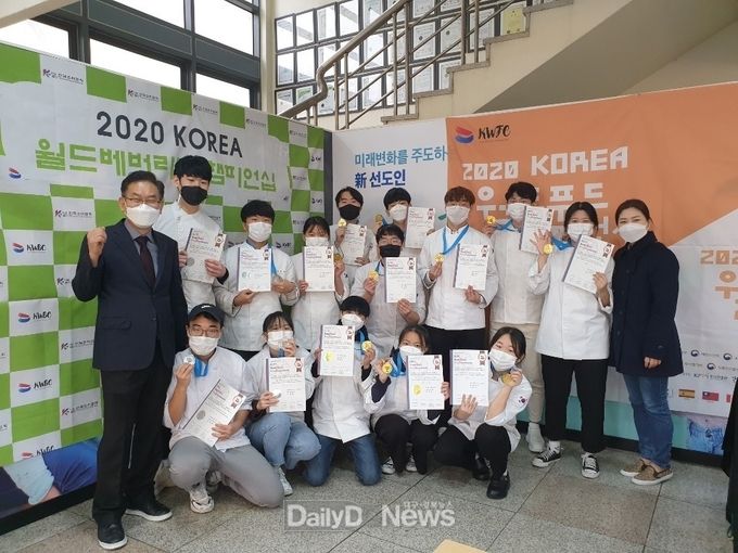 대구공업대학교 호텔외식조리계열이 코리아월드푸드 챔피언십에 참가해 국회의원상 및 전원수상하고 기념촬영을 하고 있다. (사진=대구공업대 제공)