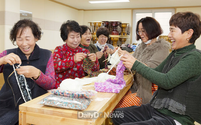 12월 2일 보람할매극단으로 유명한 북삼읍 어로1리 인문학마을 주민 10여 명이 마을회관에 모여 한 뜸 한 뜸 뜨개질을 하며 목도리 제작에 여념이 없다.