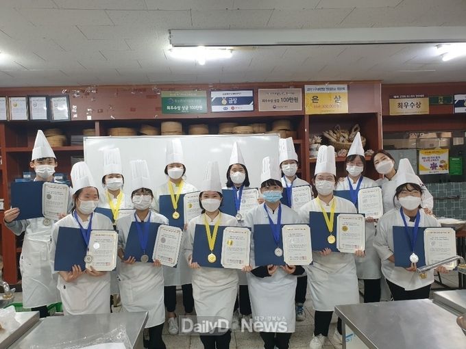 대구공업대학교 호텔외식조리계열 일반계고교 직업교육 위탁과정 학생들이 부산 국제 AF 아티산페스티벌에서 전원 수상하고 기념촬영을 하고 있다. (사진=대구보건대 제공)