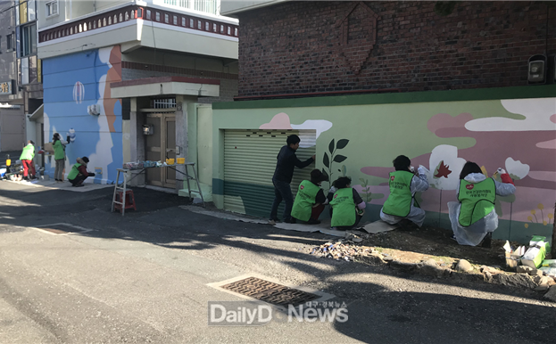2019년 12월 한국건강관리협회는 부산 동래구 사직단 가는길 185㎡의 벽화지원사업을 진행하고 있다.<br>
