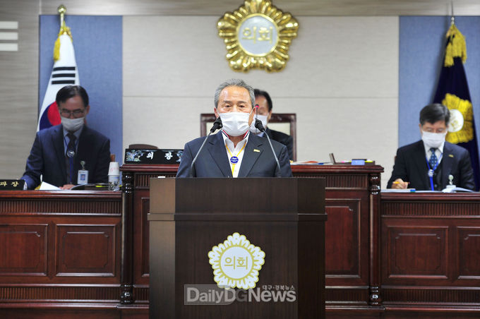 김영만 군위군수가 12월 3일 제253회 군위군의회 제2차 정례회에서 2021년도 예산안과 군정 운영방향을 제시하고 있다.