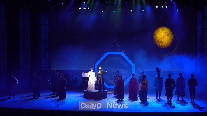 경주브랜드 공연 상설 뮤지컬 '월명 - 달을 부른 노래' 배우들이 열연을 펼치고 있다.