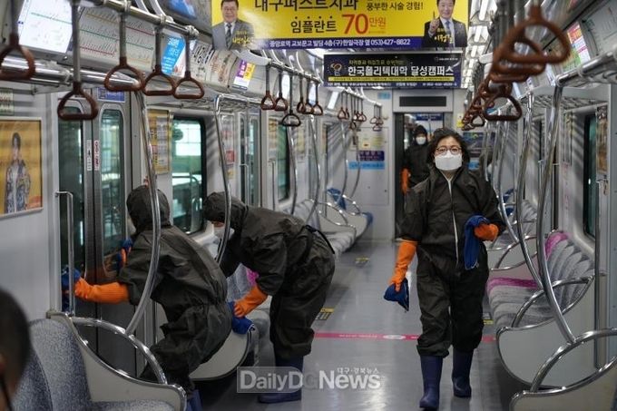 대구시 도시철도 전동차 방역 활동 모습. (사진=대구시 제공)