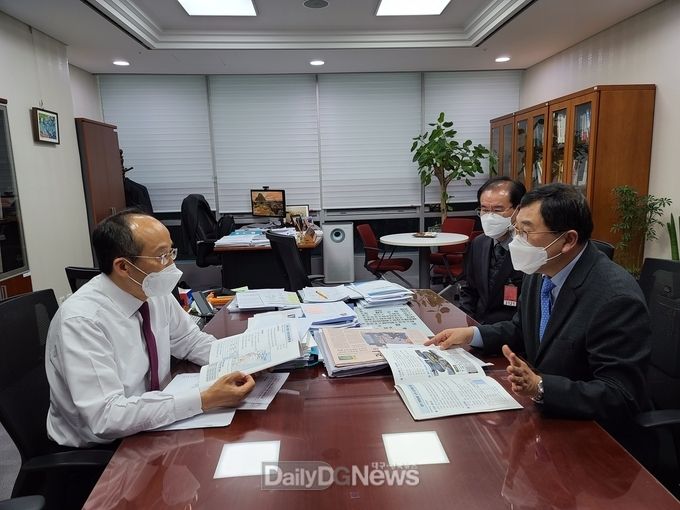주낙영 경주시장이 국회를 방문해 국비지원 증액을 건의하고 있다