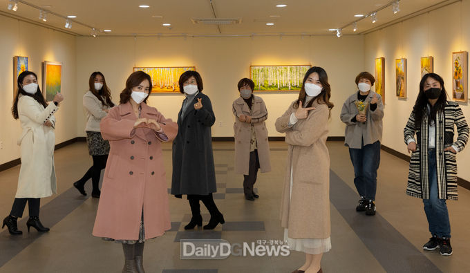 사진제공 칠곡군)칠곡군 기혼 직장 여성들로 구성된 미술 동아리 ‘그리메’의 17번째 정기전이 2~6일까지 칠곡문화원 2층 전시실에서 열리고 있다.