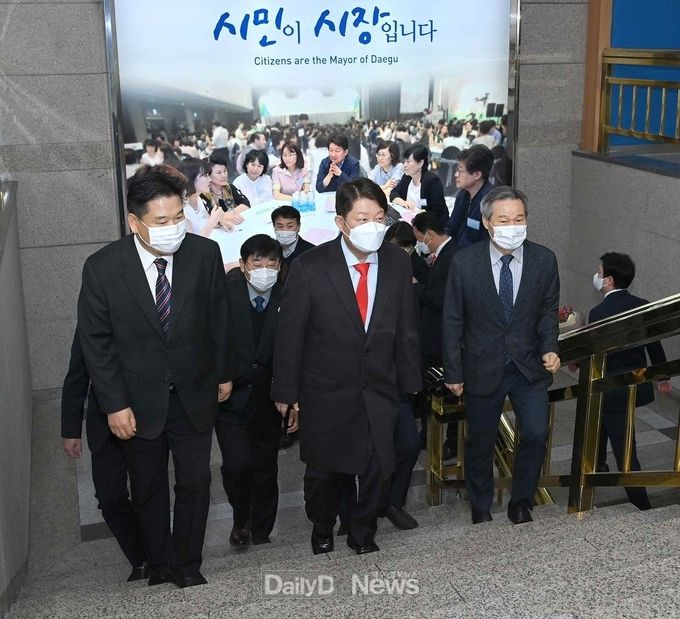 권영진 대구시장이 위암 수술을 받은지 18일 만인 7일 출근길에 오르고 있다. (사진=대구시 제공)