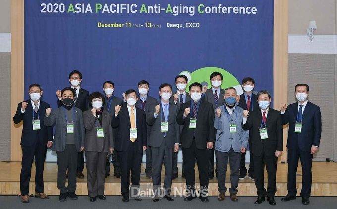대구시가 11일 '2020 제3회 아시아·태평양 안티에이징 컨퍼런스' 개회식을 가지고 기념촬영을 하고 있다. (사진=대구시 제공)