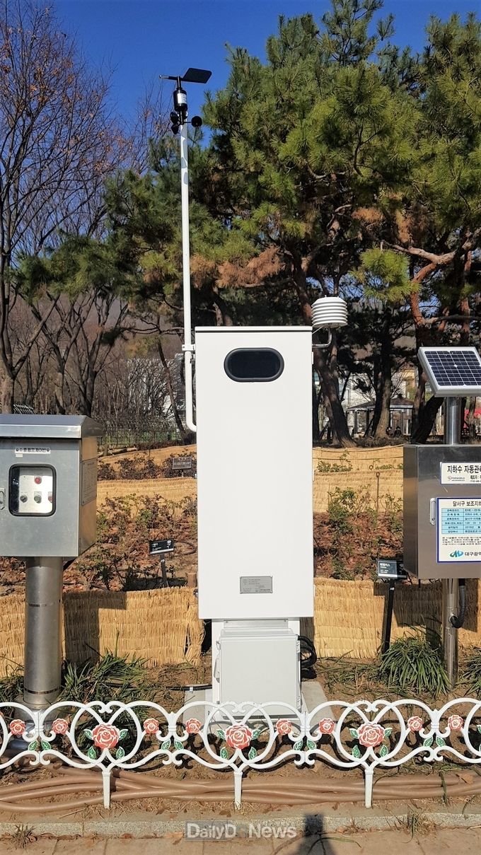 대구 달서구 이곡장미공원에 살치된 무인 악취시료자동채취기. (사진=달서구 제공)
