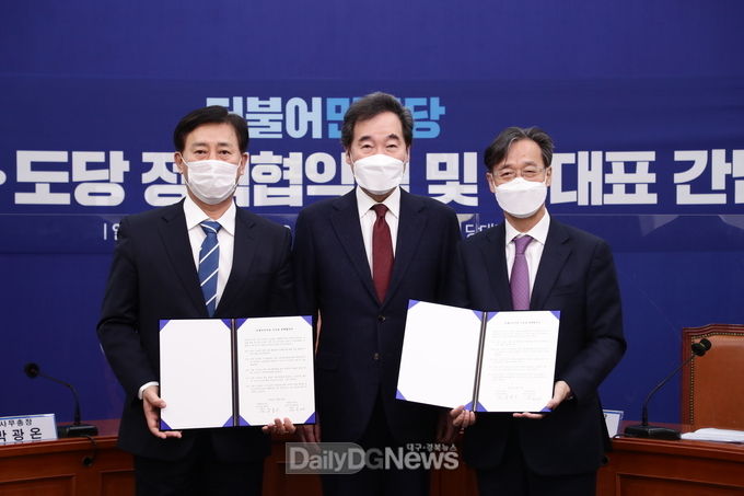 더불어민주당 전국 17개 시·도당 정책협약식애서 김대진 대구시당 위원장(왼쪽)과 인천시당 위원장(오른쪽)이 정책협약을 맺고 있다. (사진=더불어민주당 대구시당 제공)