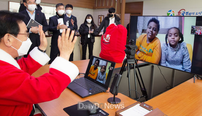 백선기 칠곡군수가 온택트 방식으로 에티오피아 참전용사 후손 어린이와 성탄 인사를 하고 있다