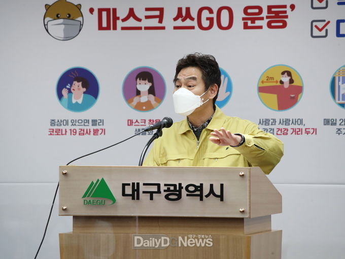 박희준 대구시 문화체육관광국장이 22일 팔공산 구름다리 설치사업 철회 결정을 발표하고 있다. (사진=대구시 제공)