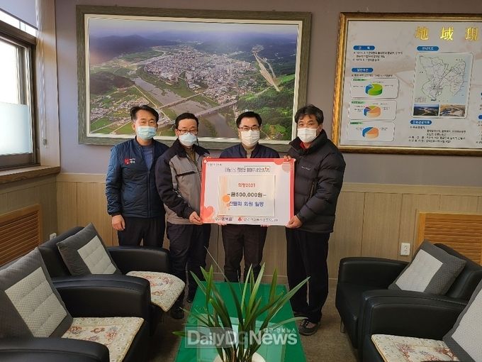 영덕읍 산들회 회원 일동이 불우이웃돕기 성금을 냈다