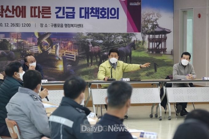 이강덕 포항시장이 ‘구룡포읍 지역 특별행정명령’을 발령하고 있다.
