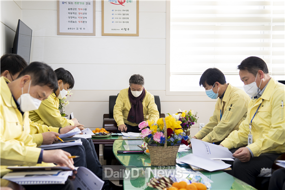 김병수 울릉군수가 1월 6일 마을별 중점 현안사항과 애로사항을 청취하고 있다.