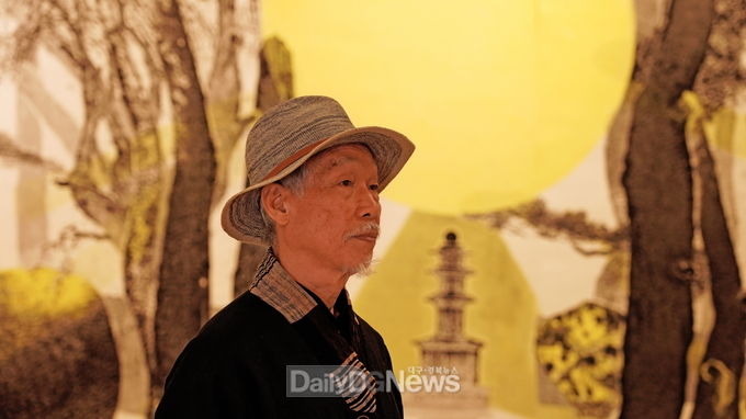 솔거미술관 제5전시관에 전시중인 작품 '삼릉비경' 앞의 박대성 화백