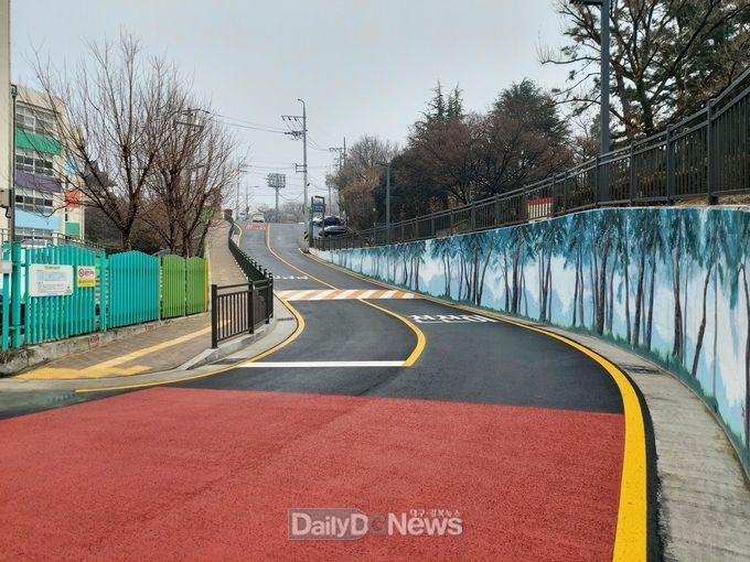 대구 수성구 동산초등학교 남편 인도설치 공사 후 모습. (사진=수성구청 제공)