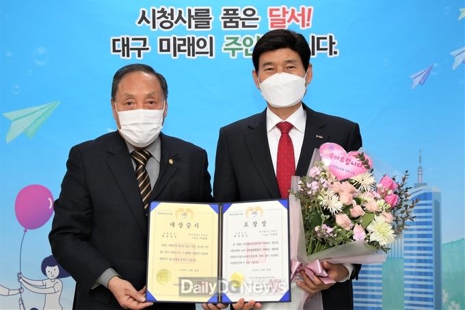 이태훈 대구 달서구청장이 ‘제18회 대한민국 청소년대상’ 사회부문 행정대상을 수상하고 기념촬영을 하고 있다. (사진=달서구청 제공)