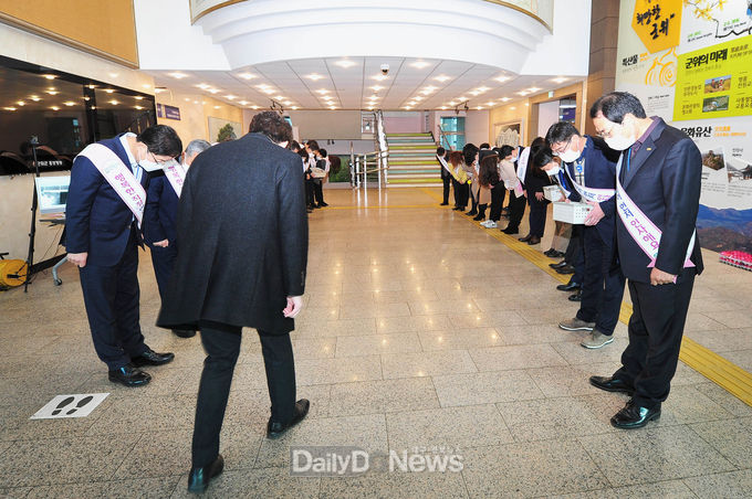군위군청,“안녕하세요?‘먼저 인사하기 캠페인’ 전개