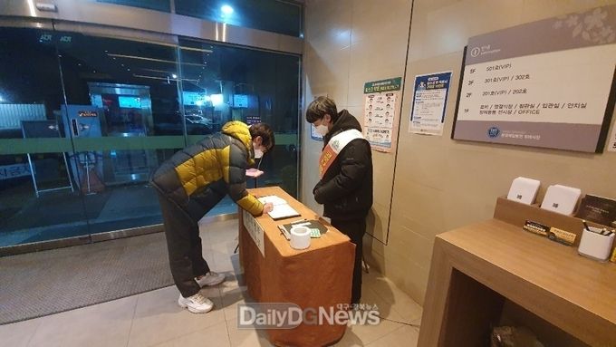 문경시, 대학생방역일자리 참여자가 장례식장 방문객에 안전수칙을 안내하고 있다