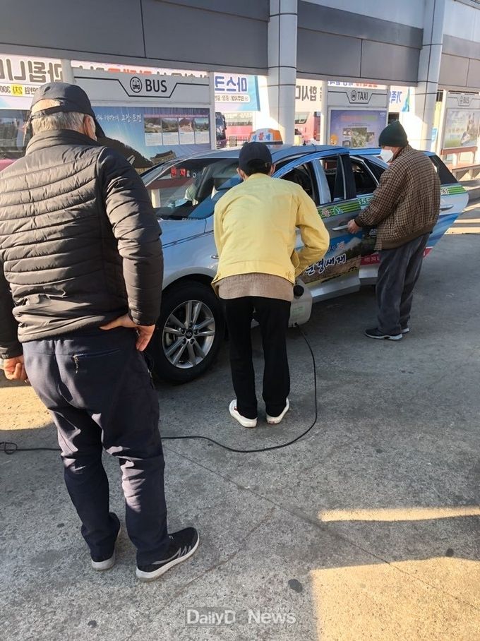 버스터미널 등 대중교통시설에서 방역하고 있는 대학생