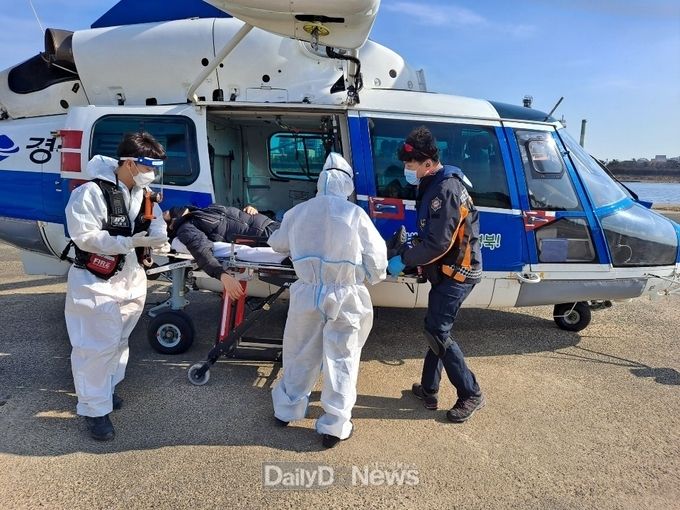 경북소방본부 소방항공대는 1월 21일 독도에서 근무중인 항로표지관리원을 소방헬기를 이용해 포항 00병원으로 긴급 이송하고 있다.