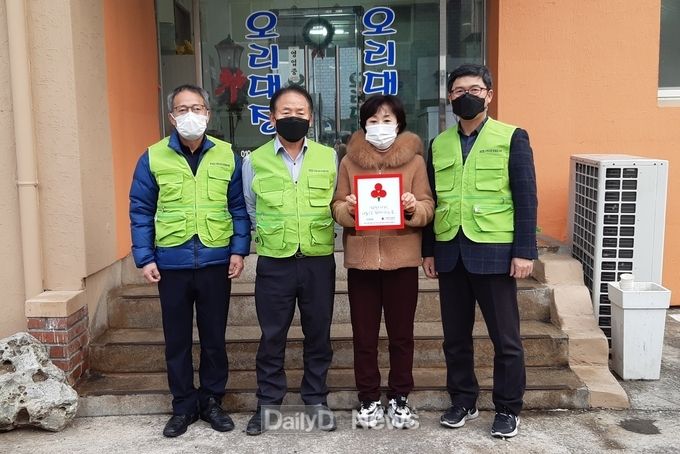 영양읍지역사회보장協, 관내 착한가게 3곳 현판 전달