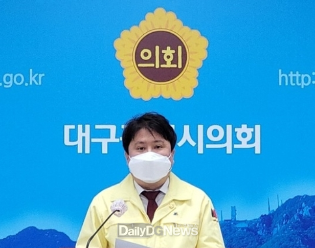 김지만 대구시의원이 28일 홍의락 부시장에게 대구시의회 무시와 장애인 비하발언에 대한 사과를 요구하고 있다. (사진=이준호 기자)